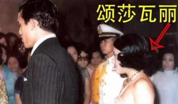 泰國二王妃成宮鬥贏家:4個兒子都比提幫功成才,穿紅裙戴大金錶 泰國二王妃成宮鬥贏家:4個兒子都比提幫功成才,穿紅裙戴大金錶