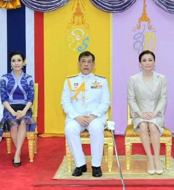 詩妮娜又要涼涼了？泰王室最新全家福海報缺少詩妮娜，王后笑開花