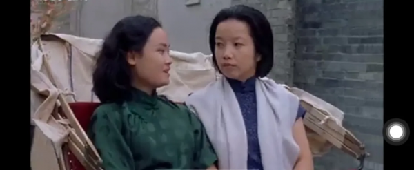 從央視主持人，到飾演周恩來夫人，她的命運因4次意外而改變