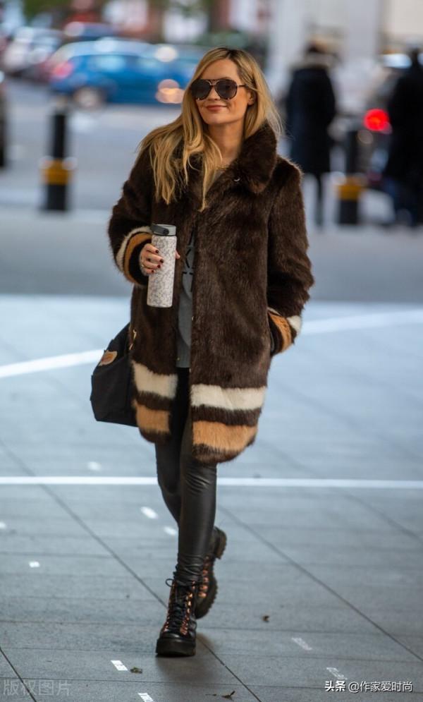 勞拉•惠特莫爾身穿皮草大衣外出，腳蹬黑色馬丁靴時髦帥氣