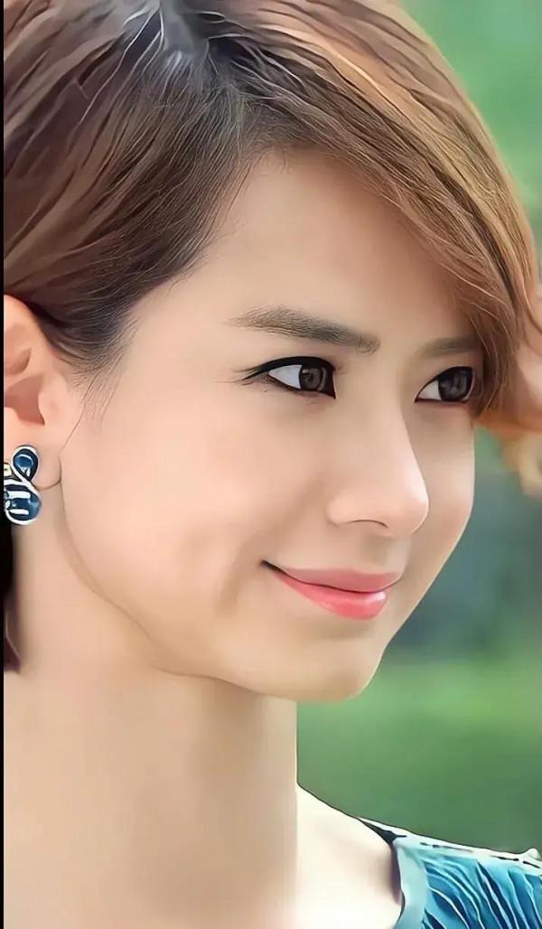 演員戚薇美照歡迎觀看