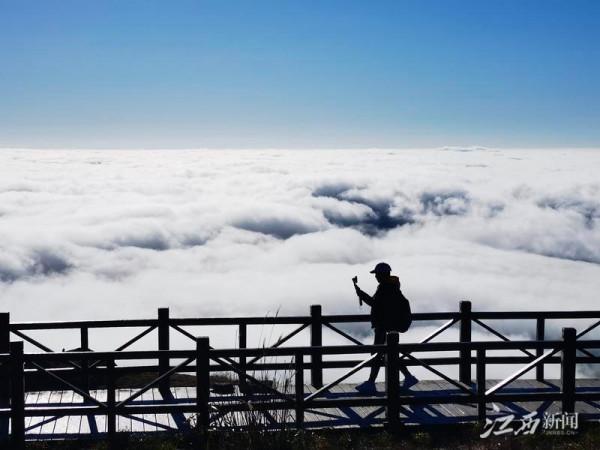 武功山:雲海翻湧似仙境 秋色美景入畫來 武功山:雲海翻湧似仙境 秋色美景入畫來