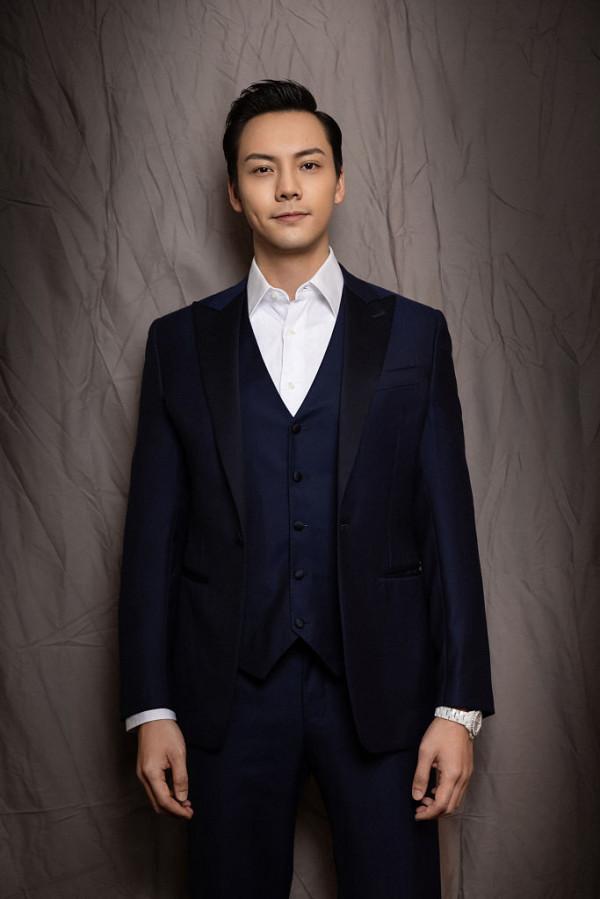 陳偉霆深藍色西服套裝顯沉穩氣質 眼神深邃盡顯優雅貴氣十足 陳偉霆深藍色西服套裝顯沉穩氣質 眼神深邃盡顯優雅貴氣十足