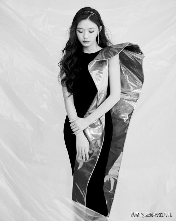 當紅小花林允，一襲黑色金箔禮服裙，優雅時尚，盡顯女神範