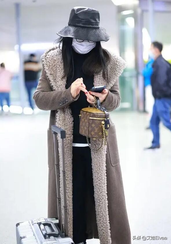 李湘富婆包袱太重!走機場穿大衣水晶鞋還拎名牌包,回頭率真不低 李湘富婆包袱太重!走機場穿大衣水晶鞋還拎名牌包,回頭率真不低