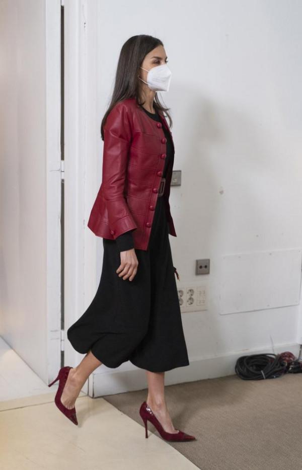 萊蒂齊亞王后又營業了，穿小黑裙踩恨天高，人那麼瘦氣場那麼強