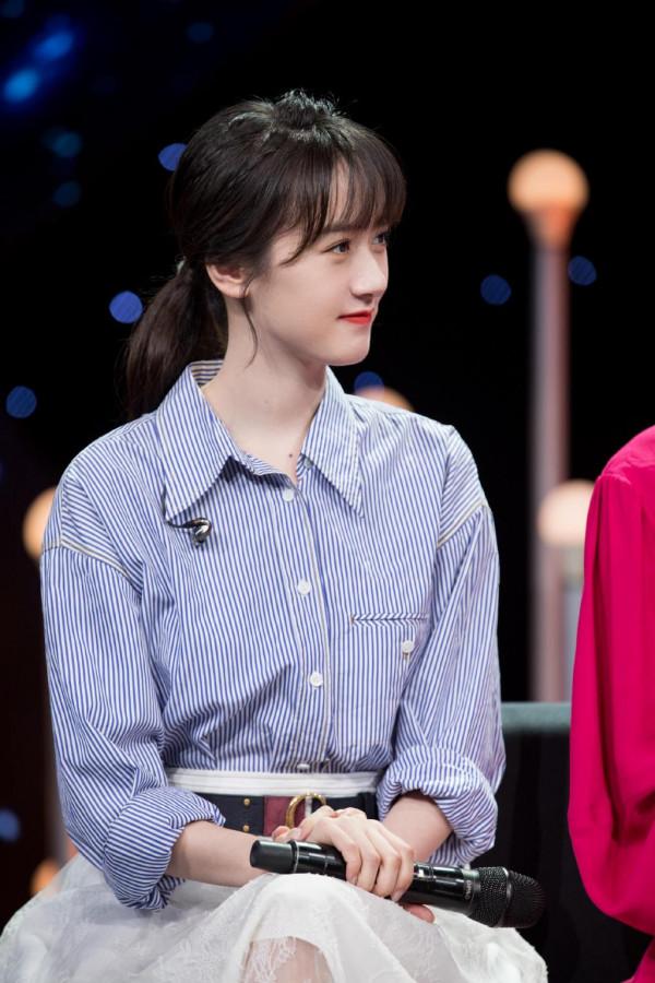 袁冰妍哪像28歲的人，藍色襯衫+白紗裙，清新得宛如初戀女孩