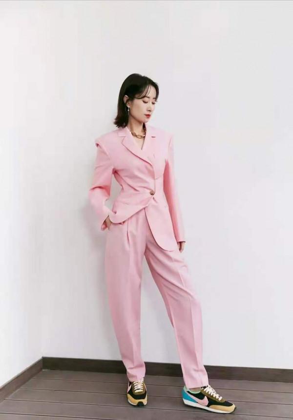 45歲劉敏濤扮嫩真有一套！穿粉色衛衣配牛仔褲，嫩得像個小姑娘