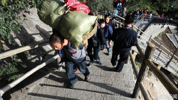 5年內失去妻子和弟弟，獨臂挑夫何天武，靠信念在華山堅持十年