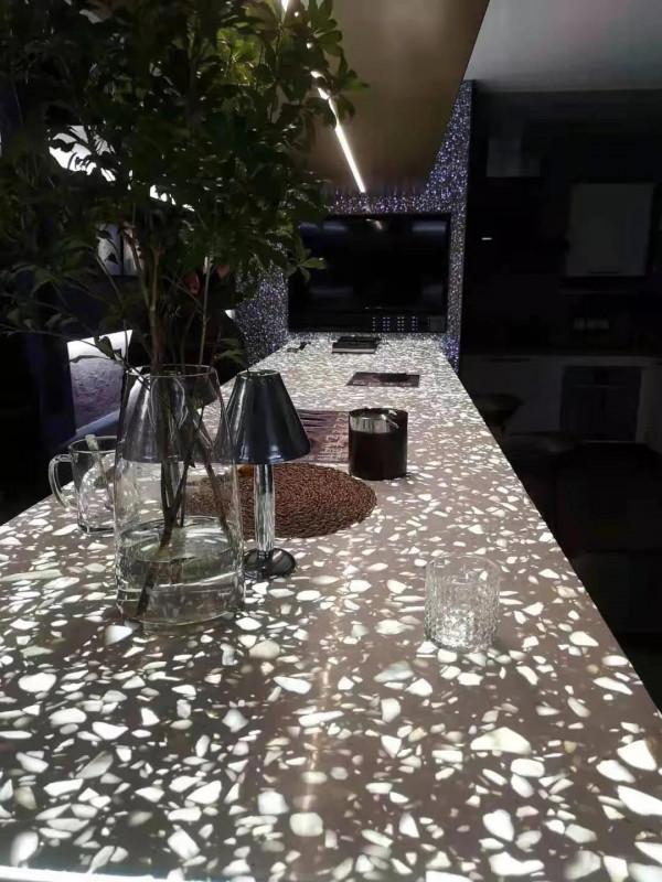 水磨石沒有過時，一整塊幹掛背景牆透光如星空，比大理石都要高檔