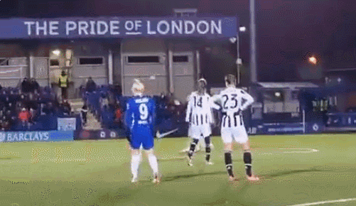 幹得漂亮！男子闖入女足歐冠逗樂玩自拍，憤怒女球星讓他四腳朝天