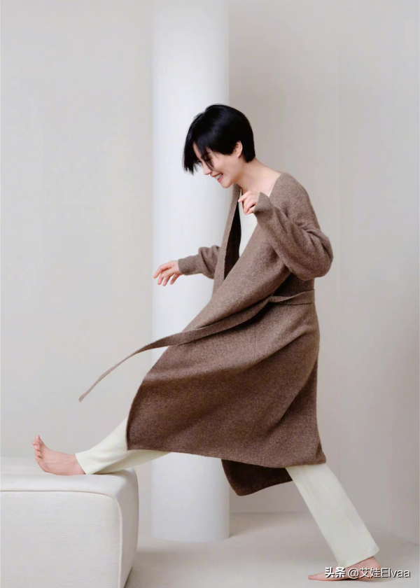 王菲外出逛街被偶遇，穿大衣拎名包打扮奢侈，裹得嚴實偶像包袱重