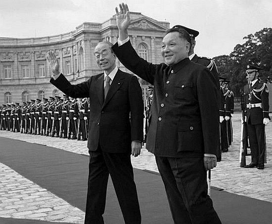 鄧小平訪日“自我批評”，引得記者鬨堂大笑，日媒：真是名不虛傳