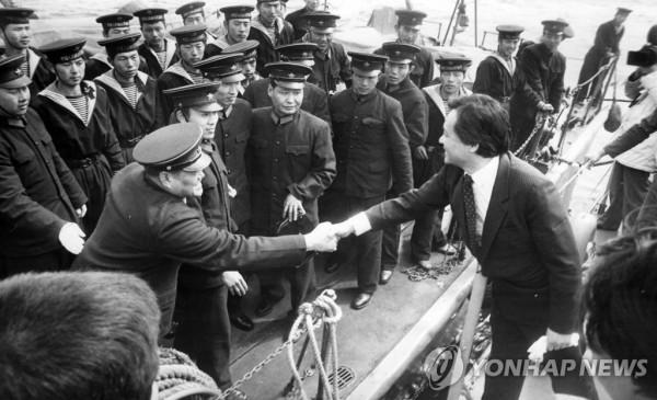 1985年，2名水兵槍殺6名戰友，劫持魚雷艇叛逃韓國，結局如何？