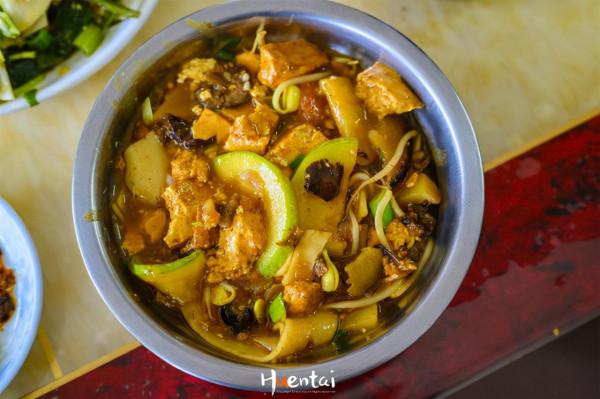 江蘇小夥自駕山西，在郊區吃“硬核”午飯，食客多是卡車司機