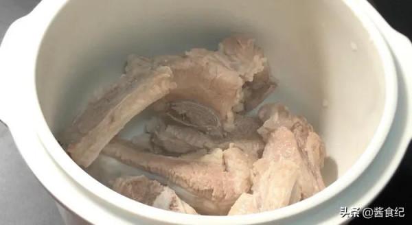 春天不要光給孩子喝牛奶，常做這道補鈣湯給孩子喝，營養助長個