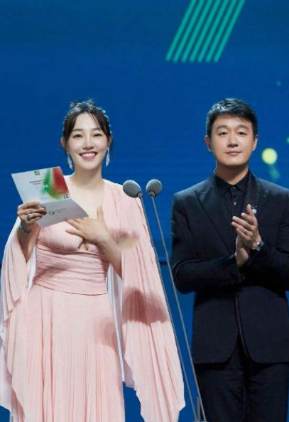 陳羽凡帶13歲兒子參加聚餐，煙癮仍舊不小，元寶正臉照罕見曝光