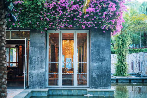 依山傍海獨享一灣,這家扇子酒店讓我錯覺是又回到了東南亞 依山傍海獨享一灣,這家扇子酒店讓我錯覺是又回到了東南亞