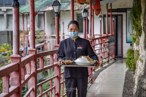 全球九大巖洞餐廳，中國僅有一家！相傳餐廳下面還鎖著一條妖龍