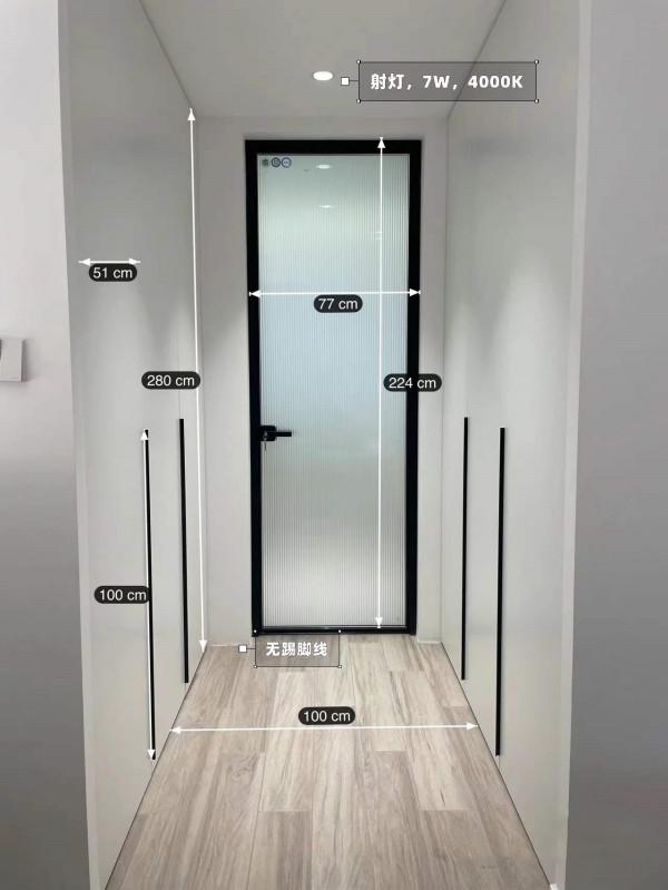 她家全屋大白牆，簡約又大方，電視牆做櫃子，飄窗改吧檯，真明智