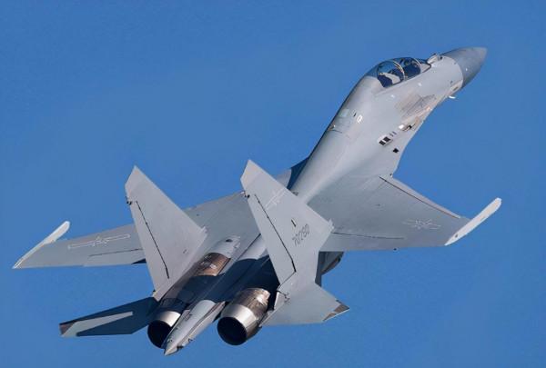 現場畫面公佈！不明飛機接近我領空，殲-16冒雨起飛進行實彈攔截