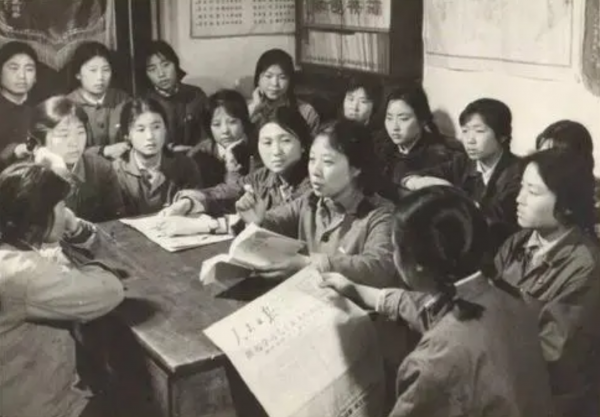 1971年，外交宴上國寶九龍杯失竊，周總理巧用魔術讓外賓原物奉還