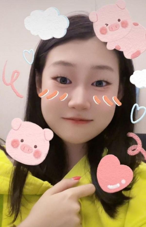 小瀋陽15歲女兒顏值大轉變!穿衛衣有女明星範,塗指甲油太顯成熟 小瀋陽15歲女兒顏值大轉變!穿衛衣有女明星範,塗指甲油太顯成熟