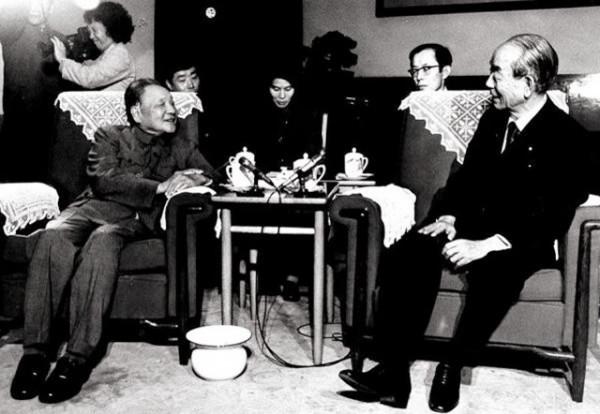 小平訪日：外相登機迎接，天皇間接道歉，日本驚呼“矮個子巨人”