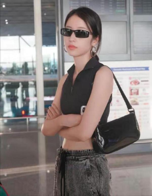 周雨彤的演技又惹爭議？身穿背心大秀小蠻腰，搭檔肖戰成熱門cp