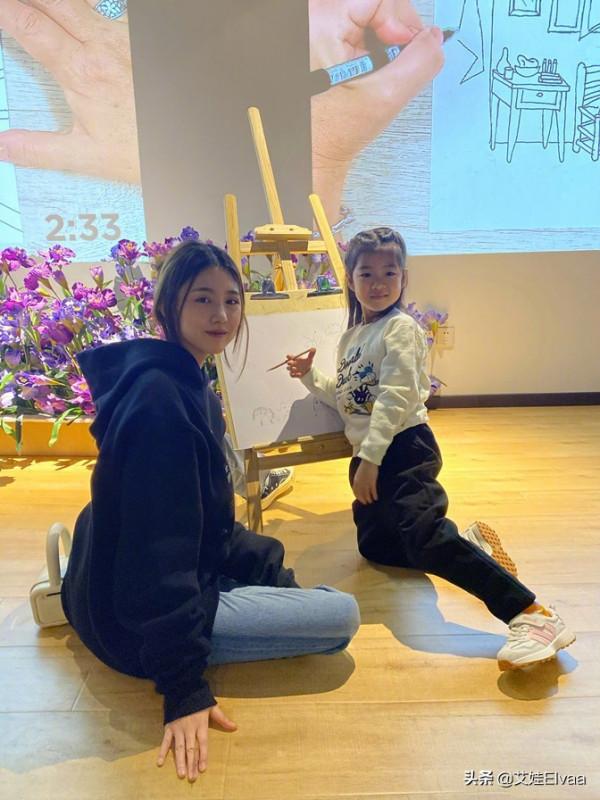 章子怡家庭團建照，穿開衫牛仔褲不再少女，15歲小蘋果正臉美過她