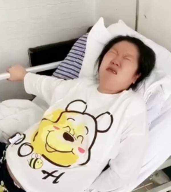 產婦上一秒宮縮疼得表情扭曲，下一秒卻畫風突變：疼也不忘記吃
