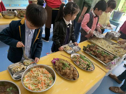 芝士焗龍蝦、檸香三文魚、海參小米粥，你敢相信這是家幼兒園伙食