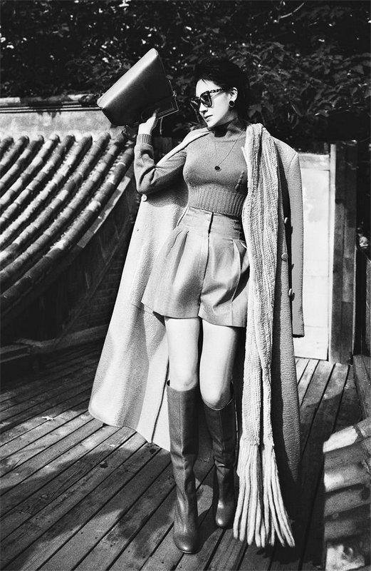 許晴屋頂拍“楓葉系”質感寫真 風衣搭配長靴造型更時尚