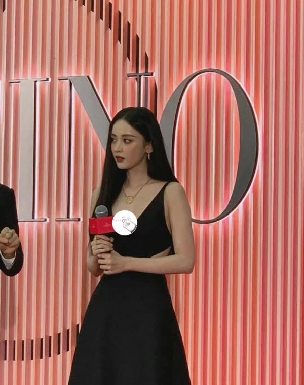 關曉彤“胖”成大媽罕見翻車!穿緊身裙氣質差,和娜扎同臺真尷尬 關曉彤“胖”成大媽罕見翻車!穿緊身裙氣質差,和娜扎同臺真尷尬