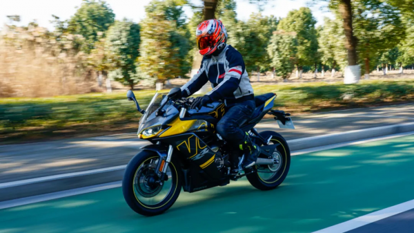 提速更快震動更低，國產250小跑車中頂級選手—無極250RR測評