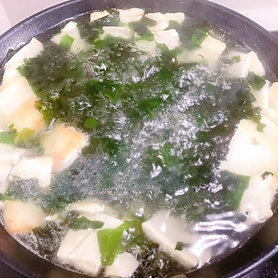 0難度的裙帶菜蝦仁豆腐湯，好吃到停不下來