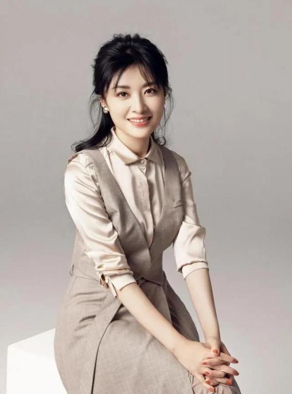 央視主持人周濤驚豔了時光寫真集 央視主持人周濤驚豔了時光寫真集