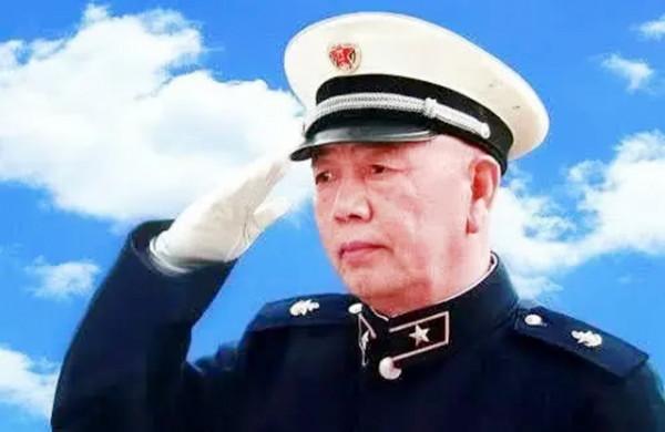 司令員視察部隊供應站，往秤上一站顯示140斤，大怒：撤掉站長