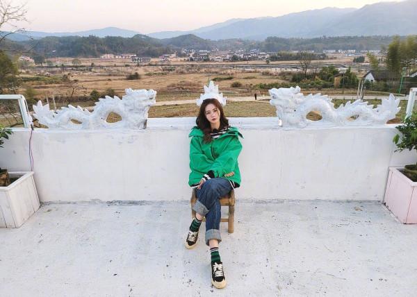 被沈夢辰的穿搭圈粉了，短款外套&plus;直筒褲，很吸睛