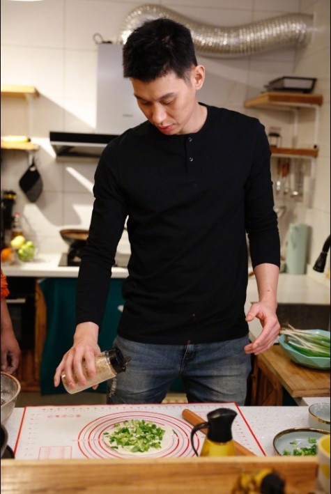 林書豪曬做蔥油餅照：從小最愛和媽媽一起製作 媽媽我想念你