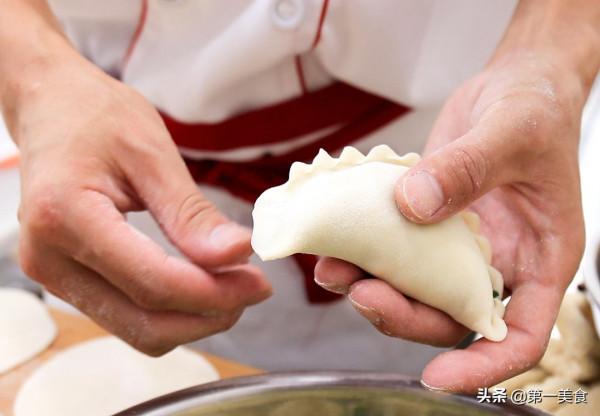 店裡面的炸菜角為啥好吃,原來燙麵是關鍵,皮薄餡多,簡單又美味 店裡面的炸菜角為啥好吃,原來燙麵是關鍵,皮薄餡多,簡單又美味