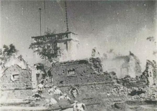 一座縣城許世友打了16天沒攻下來,一小班長出了個主意收奇效 一座縣城許世友打了16天沒攻下來,一小班長出了個主意收奇效