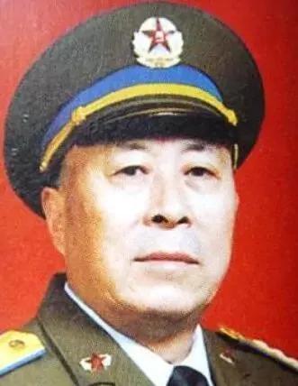 1992年，空軍司令員王海上將因年齡到期離任，誰來接任他的職務？