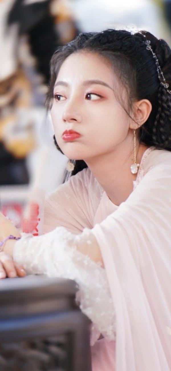 朱麗嵐桌布｜淡雅妝容 青春感十足