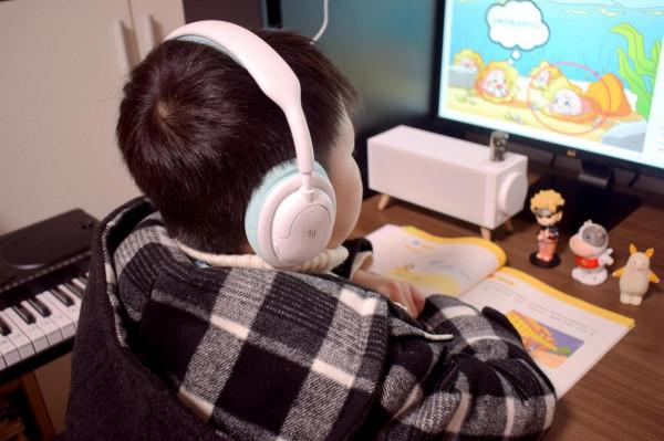 打造安靜學習環境，一鍵降噪三重護耳，碳氧學習耳機Pro版上手