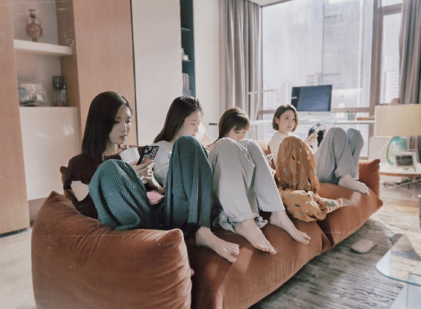 江疏影曬《歡樂頌3》殺青照，拍攝歷時7個月，新五美罕見親密同框