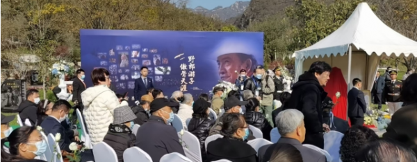 楊在葆安葬儀式現場曝光，六人抬棺風光大葬，遺孀陳麗明難忍悲痛