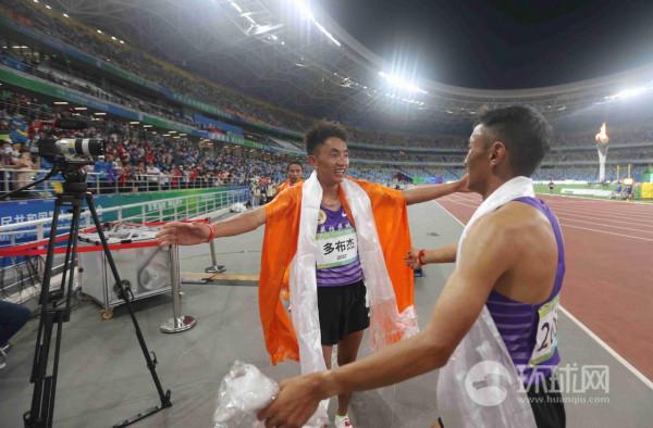 「圖集」全運會男子萬米決賽，西藏選手多布傑以28分35秒24衛冕成功