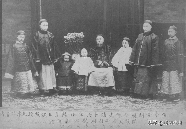 100多年前的晚清社會，慈禧出逃後的寢宮，仍有守衛在看守