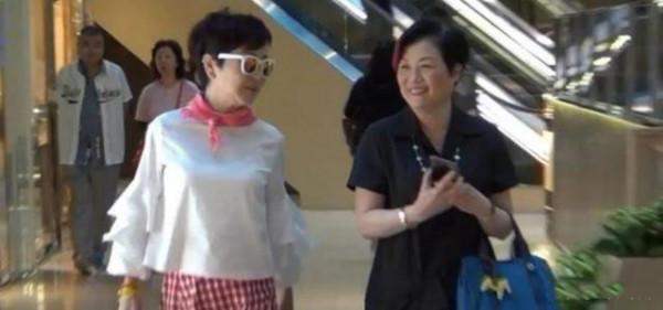 謝霆鋒媽媽挺趕時髦的,穿白上衣配小粉裙,70歲看著像40歲出頭 謝霆鋒媽媽挺趕時髦的,穿白上衣配小粉裙,70歲看著像40歲出頭